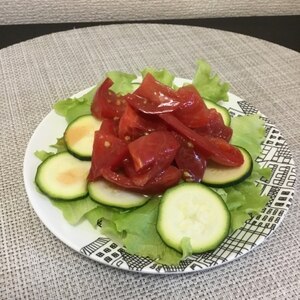 ズッキーニとトマトとレタスのサラダ
